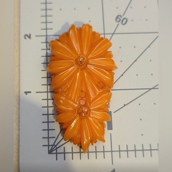 Vintage Bakelite butterscotch Carved flower clip made 1930 beautiful design - Picture 7 of 16